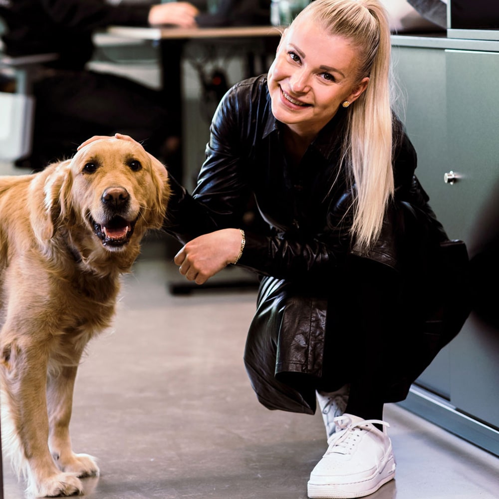Die Projektleiterin mit dem Bürohund Kira in der Werbeagentur pechschwarz in Schwelm