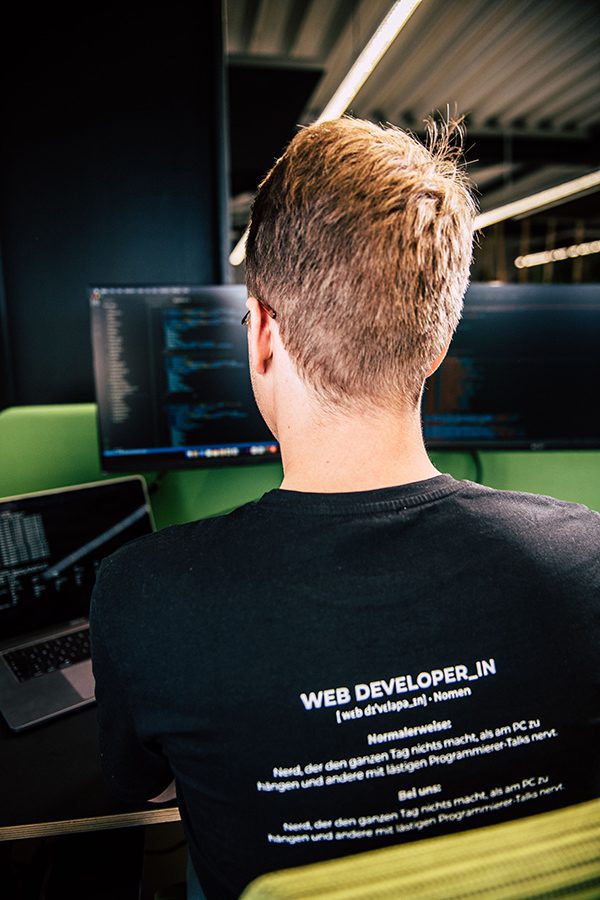 Web Developer während der Arbeit in der Werbeagentur pechschwarz in Ennepetal