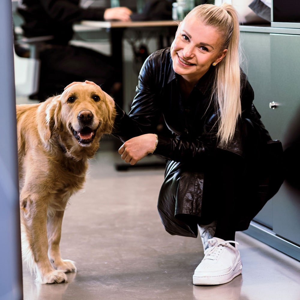 Projektleiterin mit Bürohund Kira in der Werbeagentur pechschwarz in Gevelsberg