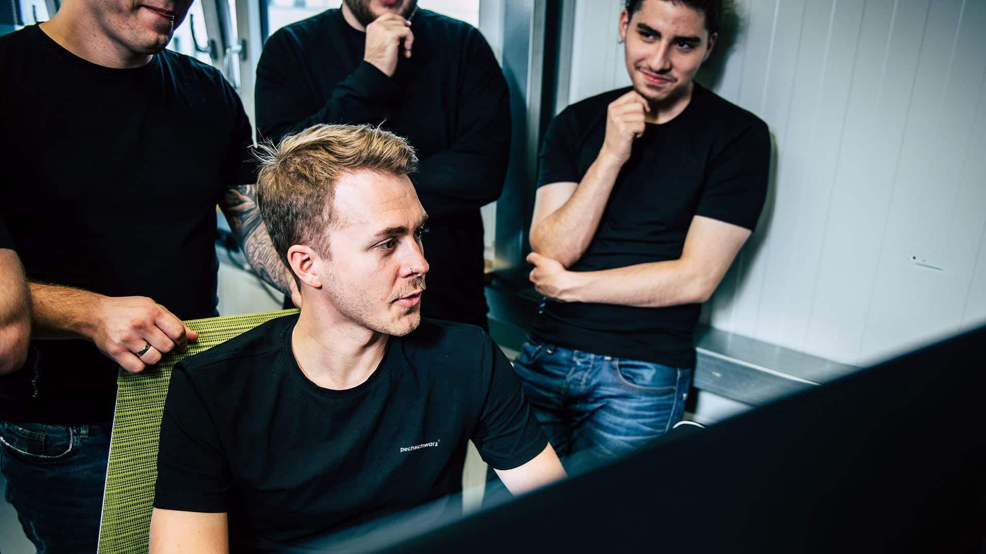 Web Developer zeigt dem Team seine Arbeit in der Werbeagentur pechschwarz in Gevelsberg