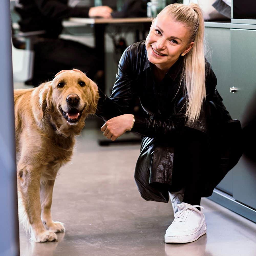 Die Projektleiterin mit dem Bürohund in der Werbeagentur pechschwarz in Hagen