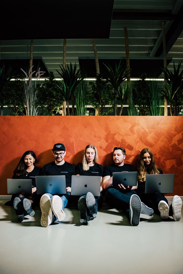 Designteam sitzt zusammen in der Internet-Agentur pechschwarz für digitales Wachstum