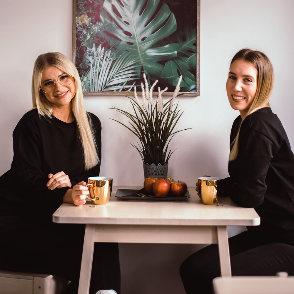 Zwei Mitarbeiterinnen während der Pause in der Webdesign Agentur pechschwarz in Hagen