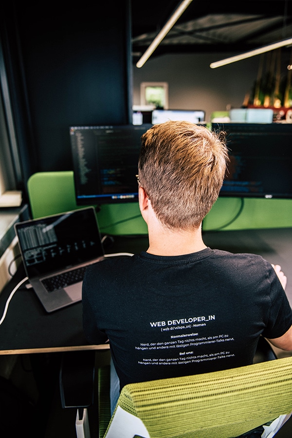 Webdesigner arbeitet an seinem Arbeitsplatz in der Werbeagentur pechschwarz in Hagen
