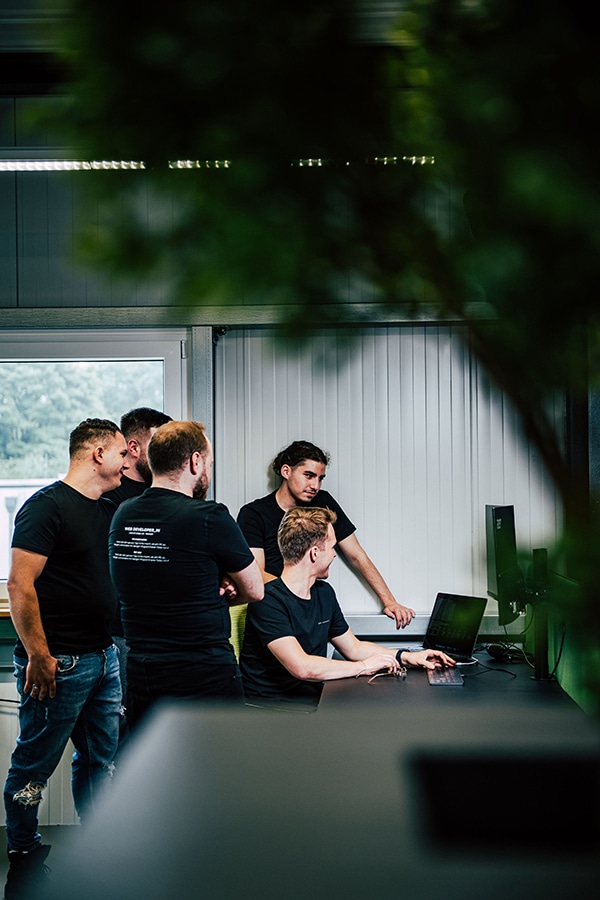 Das Webdesigner Team in einer Besprechung in der Agentur pechschwarz in Schwelm
